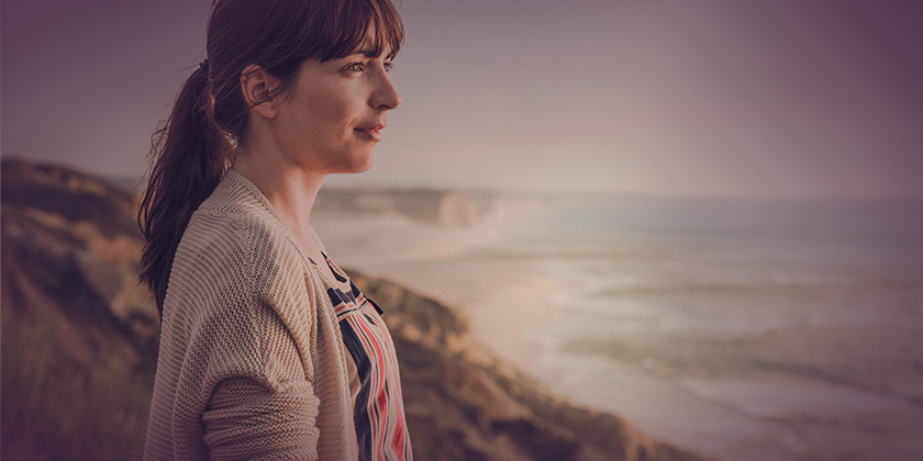 Mujer contemplando el horizonte